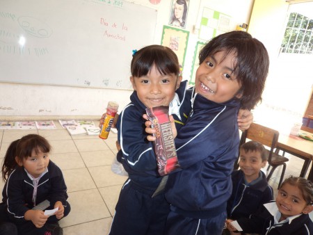 Intercambiando chocolates por el día de la amistad